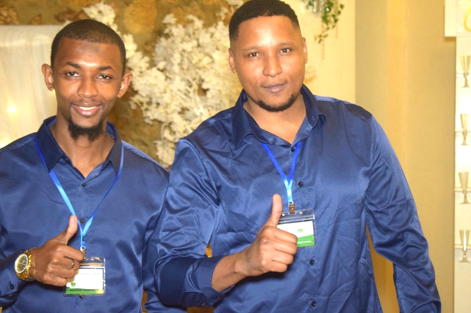 Deux membres de Chouhouli Ndjema en chemise bleue