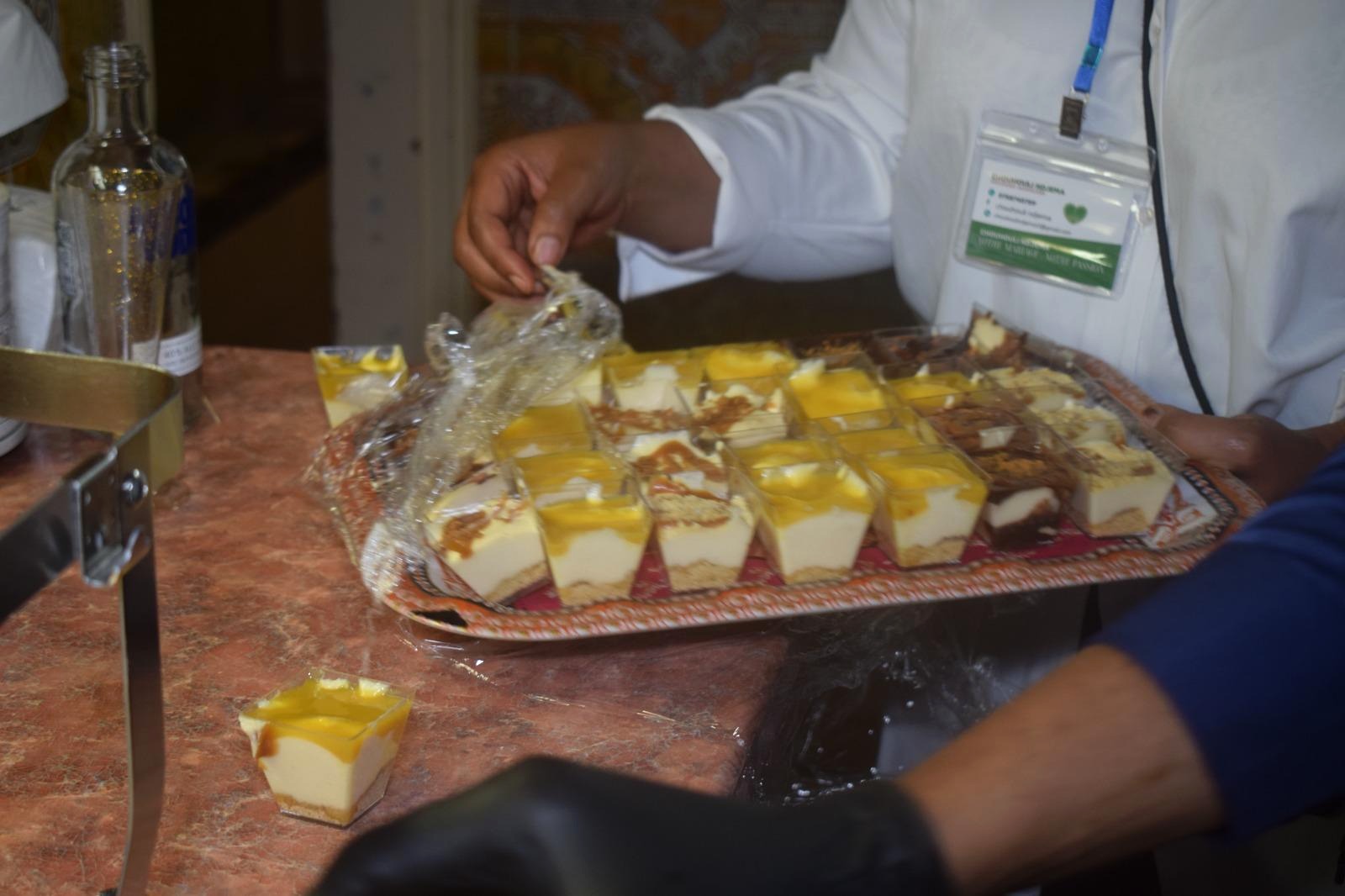 Préparation d'un plateau de desserts individuels