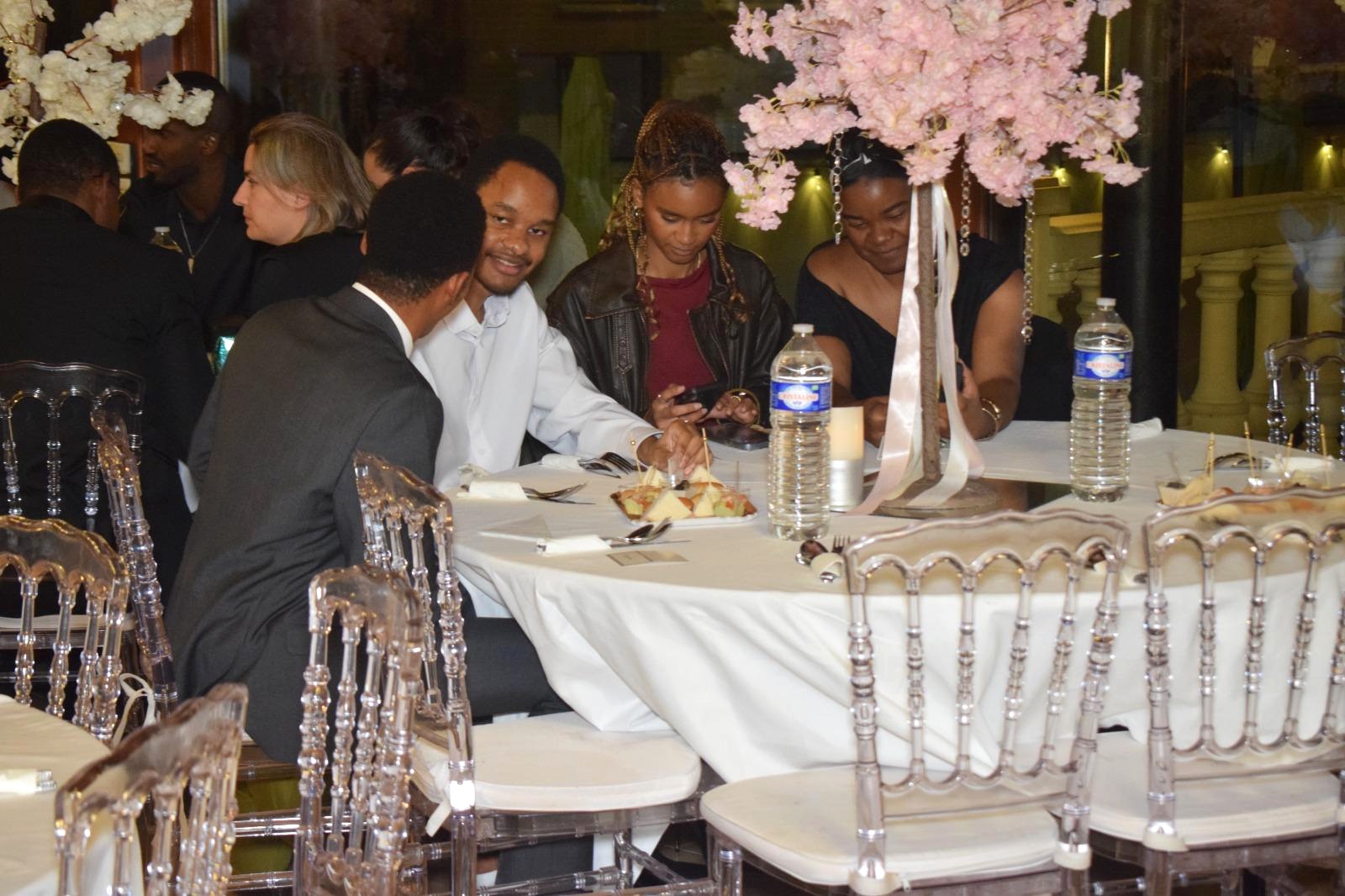 Convives et équipe de service autour d'une table décorée